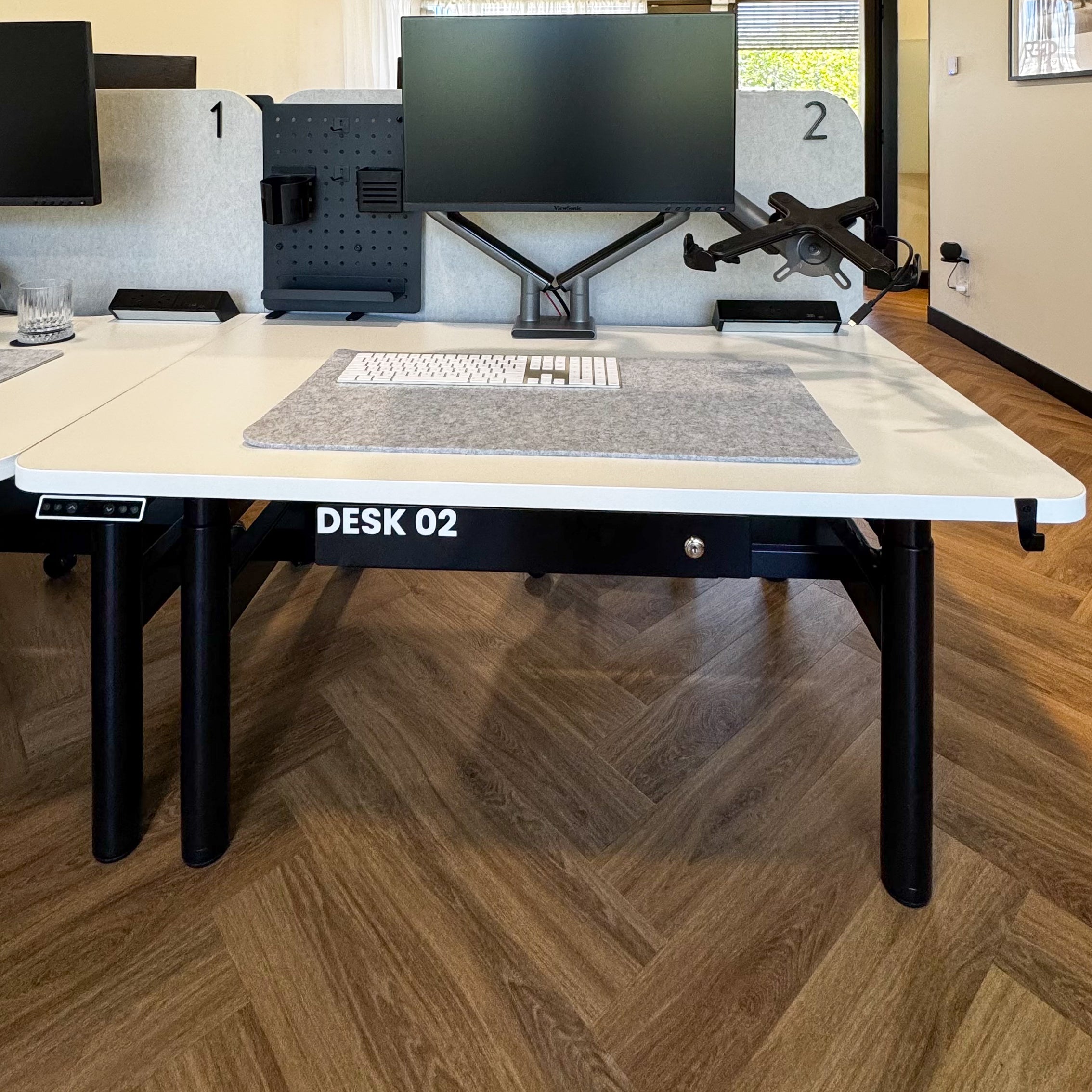 Daily Casual Hot Desk