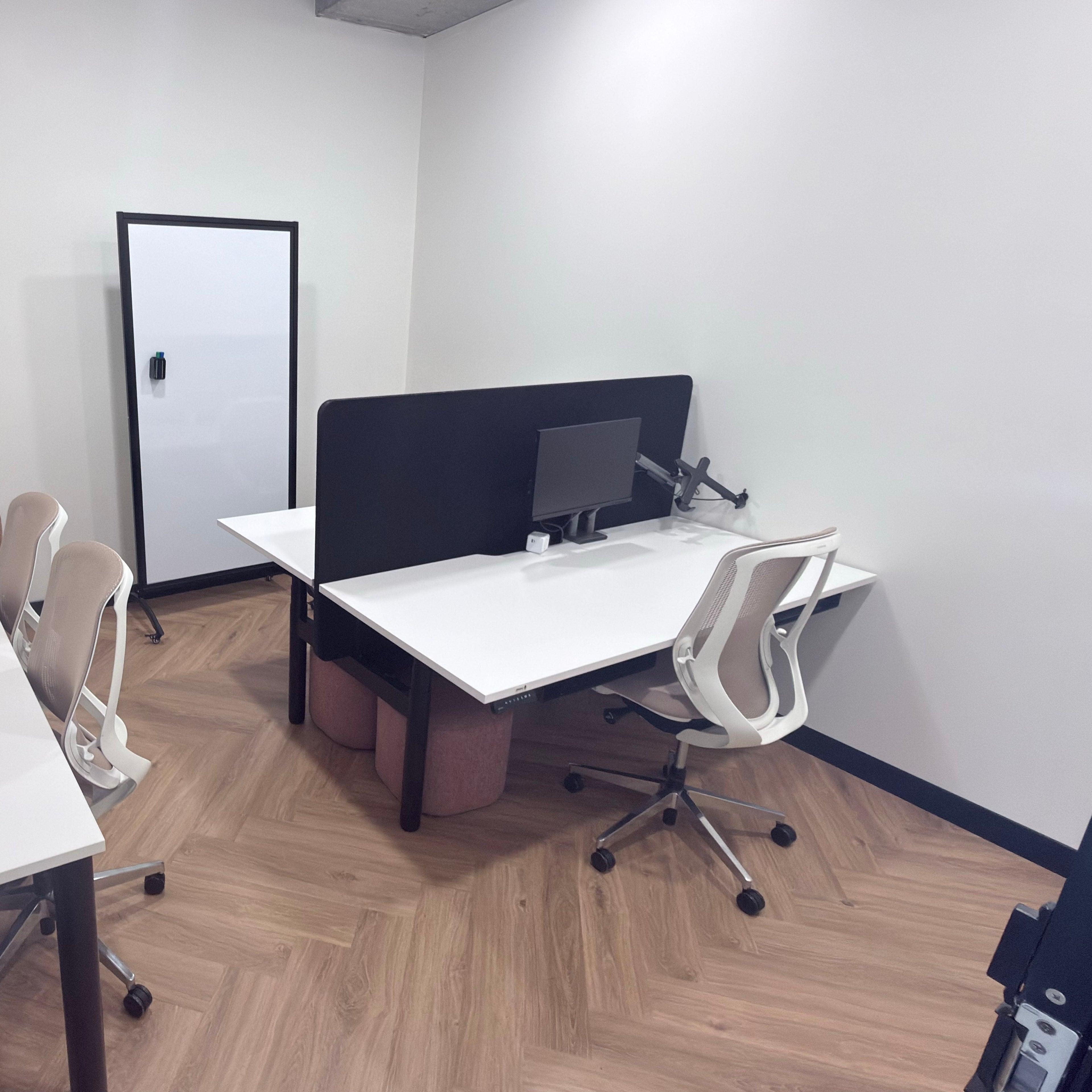 Daily Casual Hot Desk