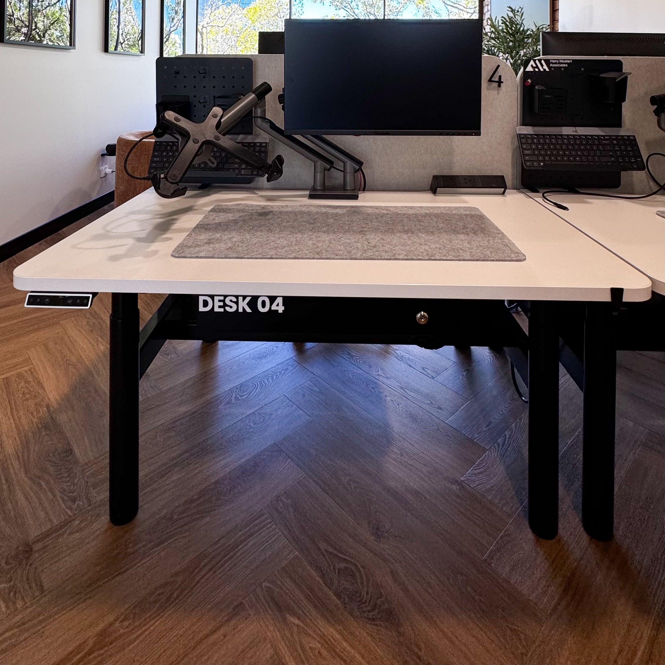 Daily Casual Hot Desk