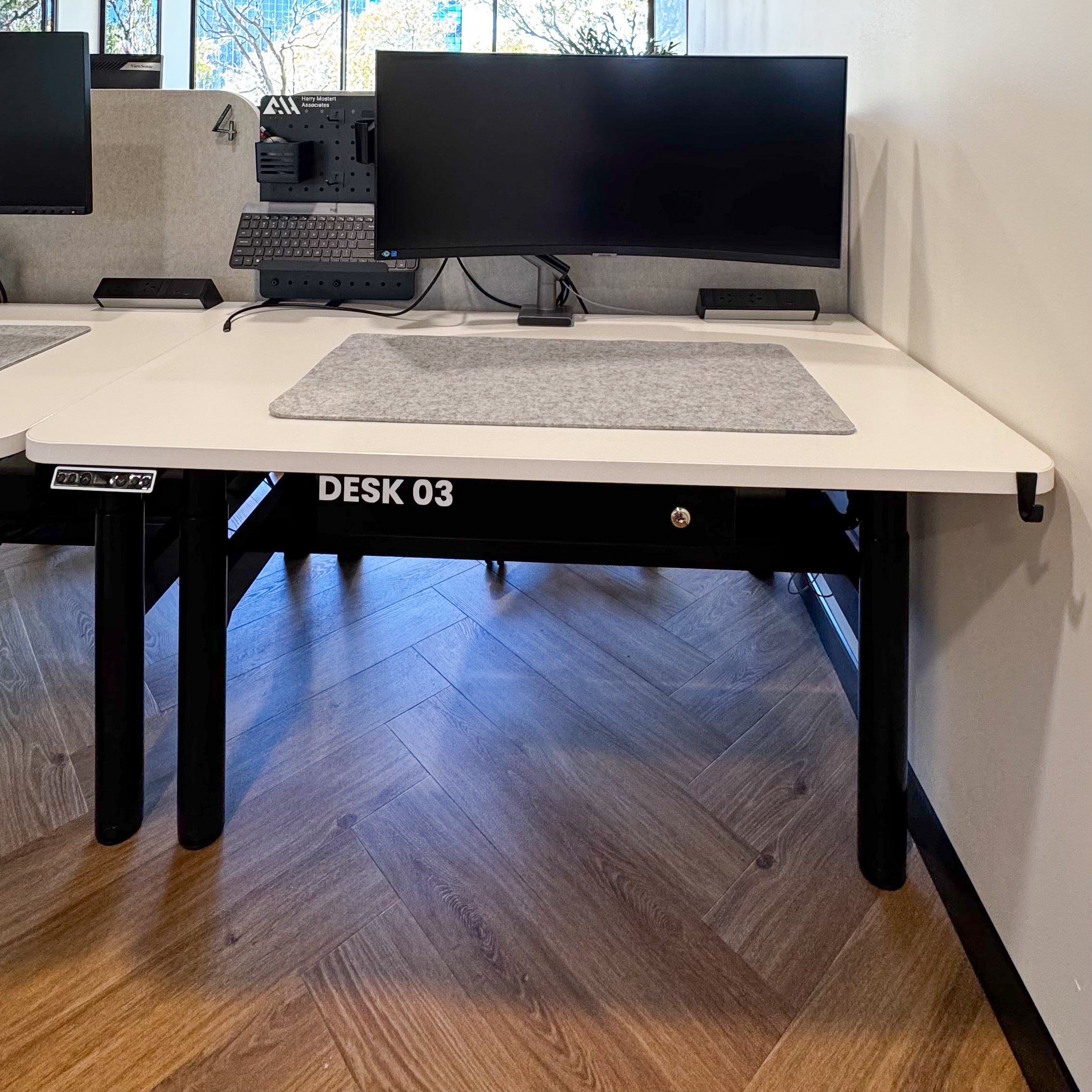 Daily Casual Hot Desk