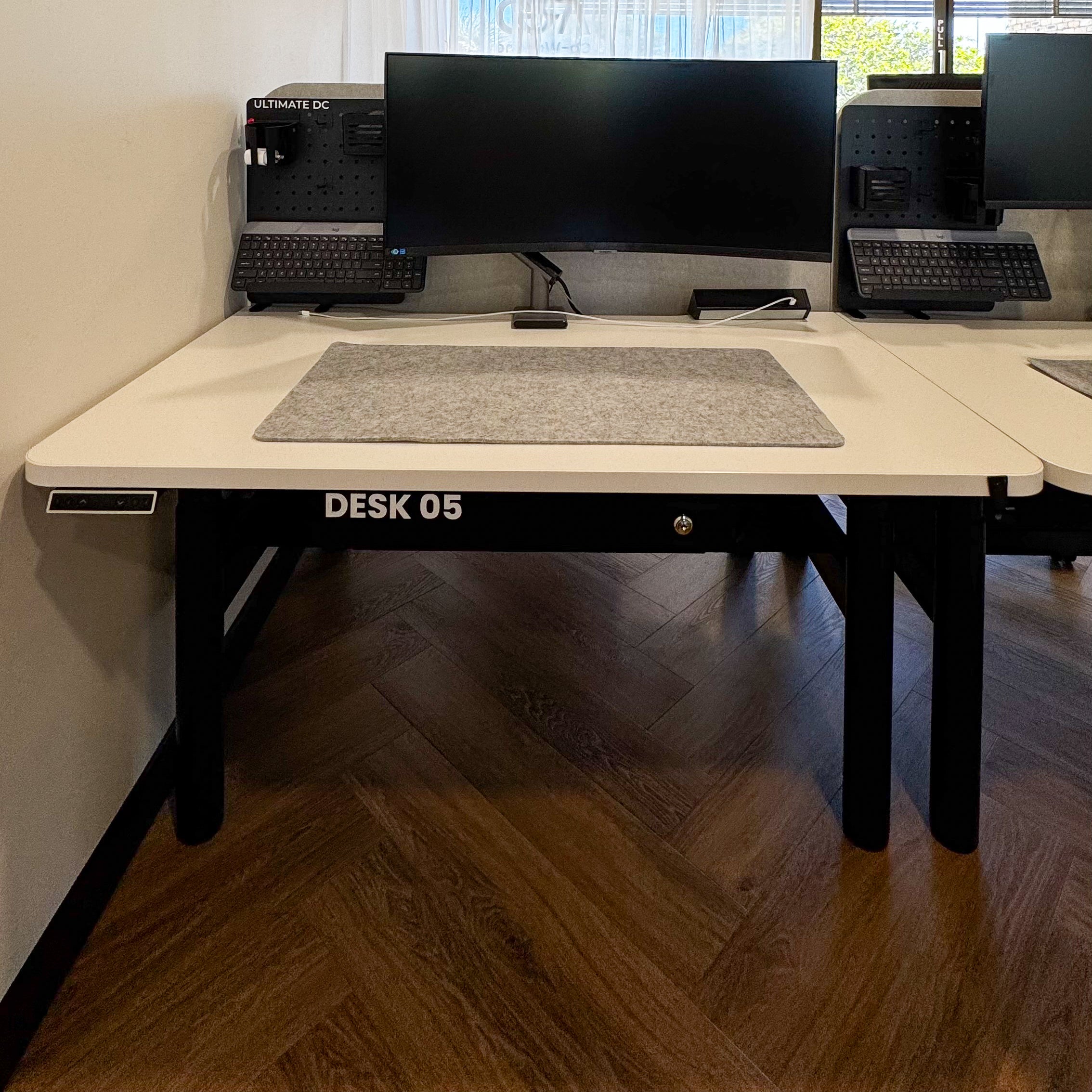 Daily Casual Hot Desk