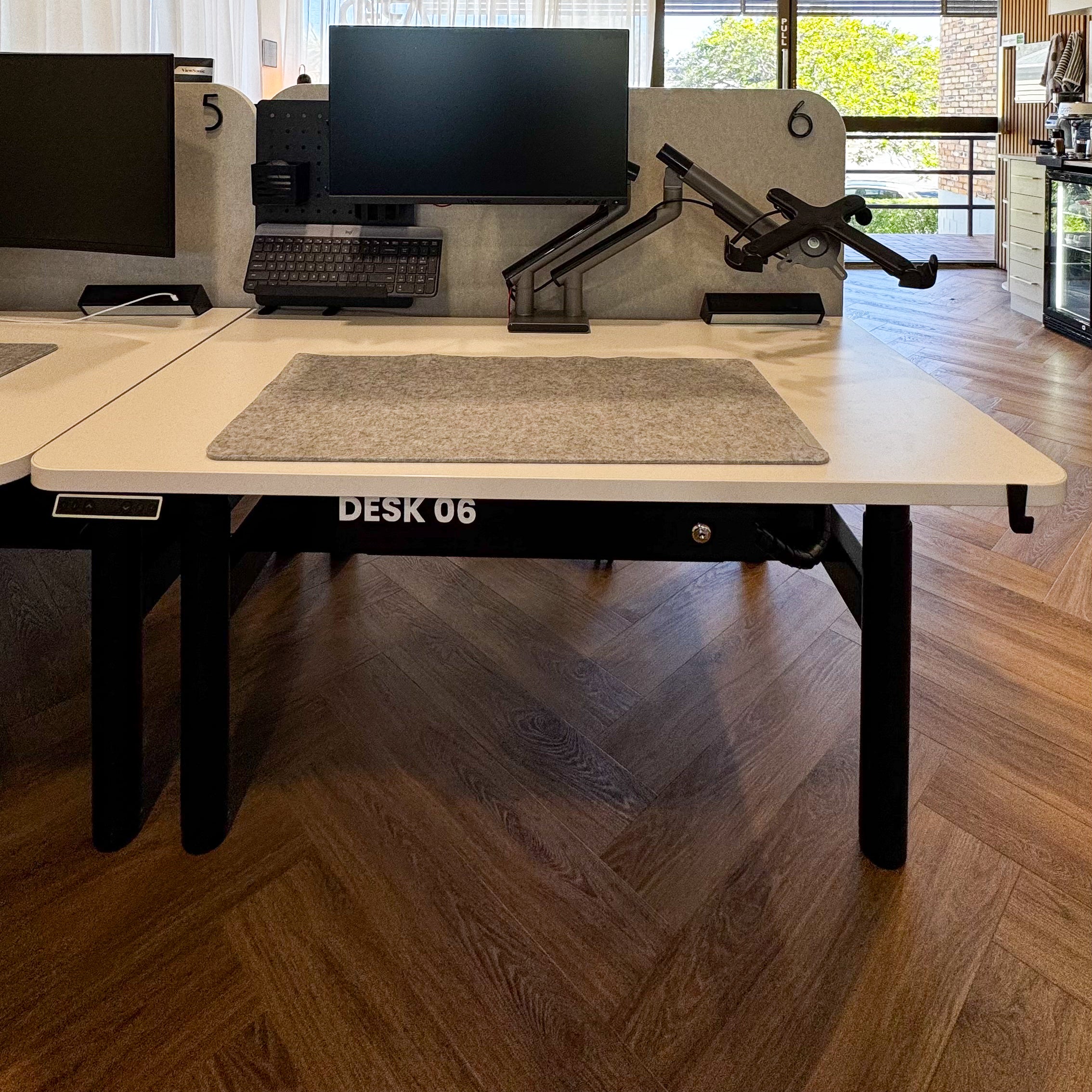 Daily Casual Hot Desk