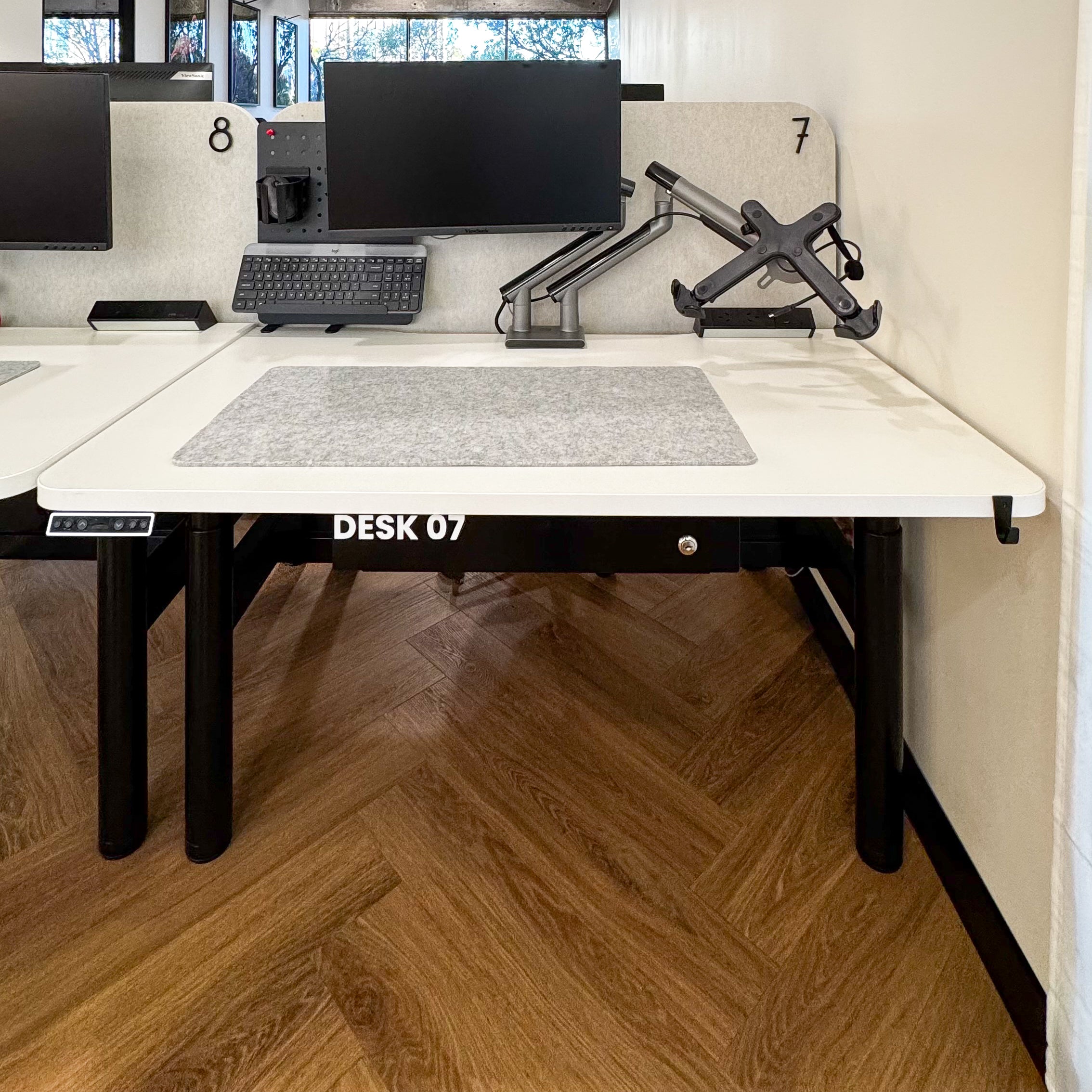 Daily Casual Hot Desk